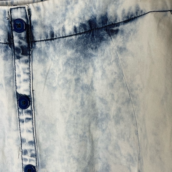 Torrid Acid Washed Lightweight Skirt Sz 1 (14-16) - Picture 3 of 7